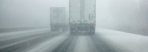 Wie sich Autofahrer vor herbafallenden Eisplatten vom LKW schützen können